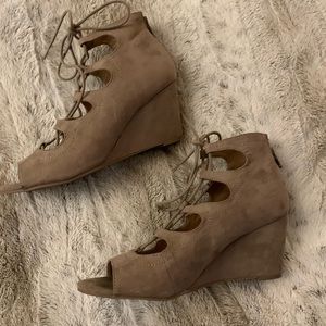 Suede tan wedges with straps